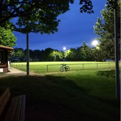 F_G_Sportplatz bei Nacht